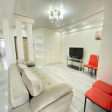 Two Bedroom Large Apartment In Кишинев Екстериор снимка