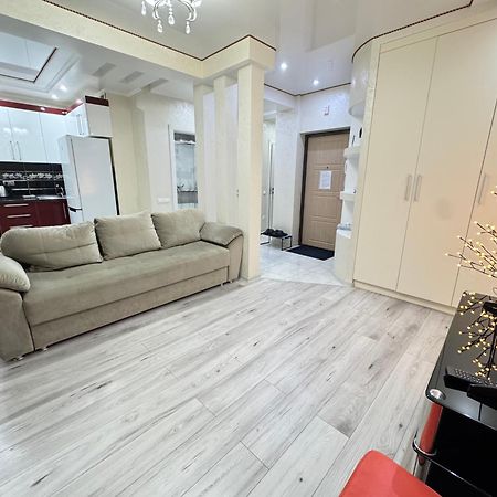 Two Bedroom Large Apartment In Кишинев Екстериор снимка