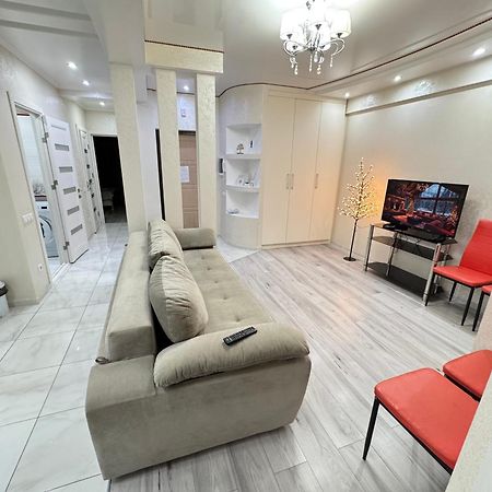 Two Bedroom Large Apartment In Кишинев Екстериор снимка