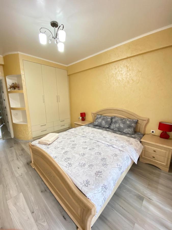 Two Bedroom Large Apartment In Кишинев Екстериор снимка