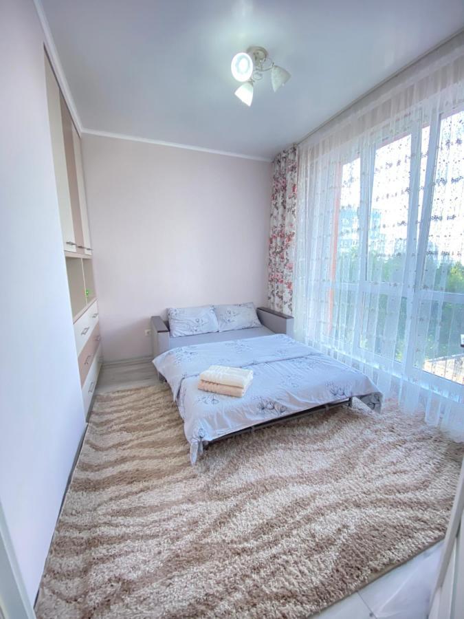 Two Bedroom Large Apartment In Кишинев Екстериор снимка