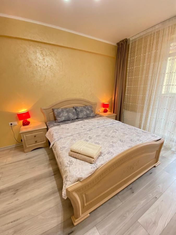 Two Bedroom Large Apartment In Кишинев Екстериор снимка