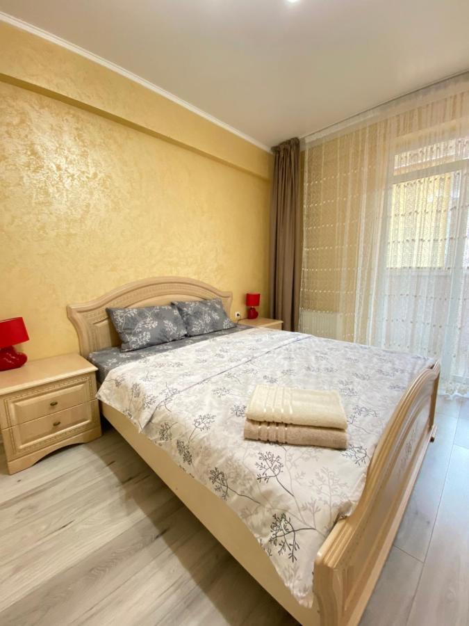 Two Bedroom Large Apartment In Кишинев Екстериор снимка