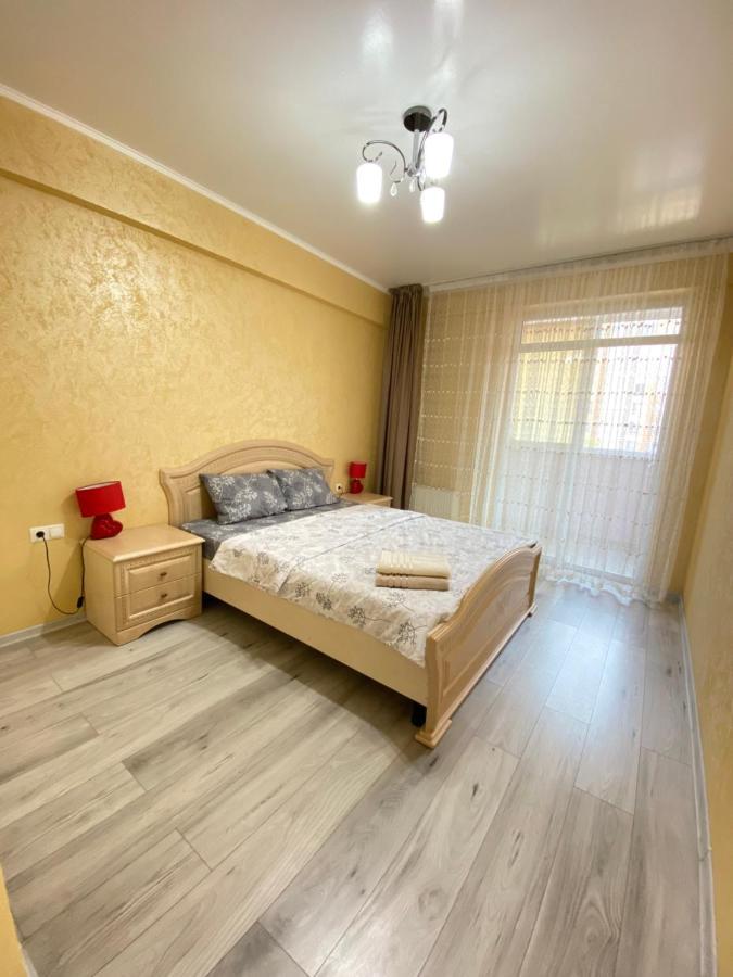 Two Bedroom Large Apartment In Кишинев Екстериор снимка