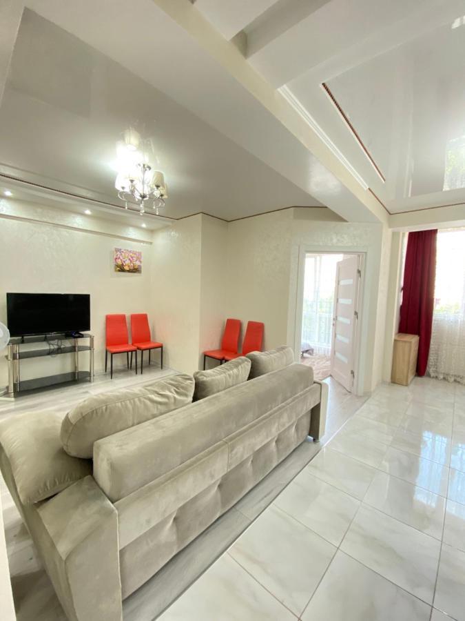 Two Bedroom Large Apartment In Кишинев Екстериор снимка