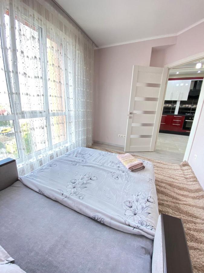 Two Bedroom Large Apartment In Кишинев Екстериор снимка