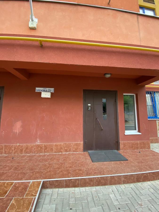 Two Bedroom Large Apartment In Кишинев Екстериор снимка