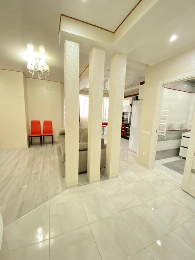 Two Bedroom Large Apartment In Кишинев Екстериор снимка