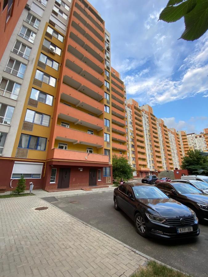 Two Bedroom Large Apartment In Кишинев Екстериор снимка